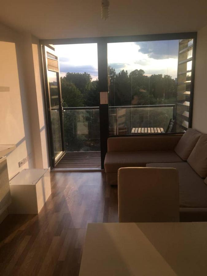 Bright & Modern 1 Bedroom Flat In Shepherds Bush * Londra